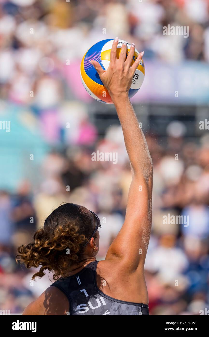 29. Juli 2024, Paris, Ile de France, Frankreich: TANJA HUEBERLI (SUI) (1) von Switzerlandâ (1) spielt während ihrer Vorphase - Pool D Frauen-Beachvolleyball-Spiel gegen Lettland (LAT) im Stadion Stade Tour Eiffel während der Olympischen Sommerspiele 2024 in Paris, Frankreich. (Kreditbild: © Walter Arce/ZUMA Press Wire) NUR REDAKTIONELLE VERWENDUNG! Nicht für kommerzielle ZWECKE! Stockfoto