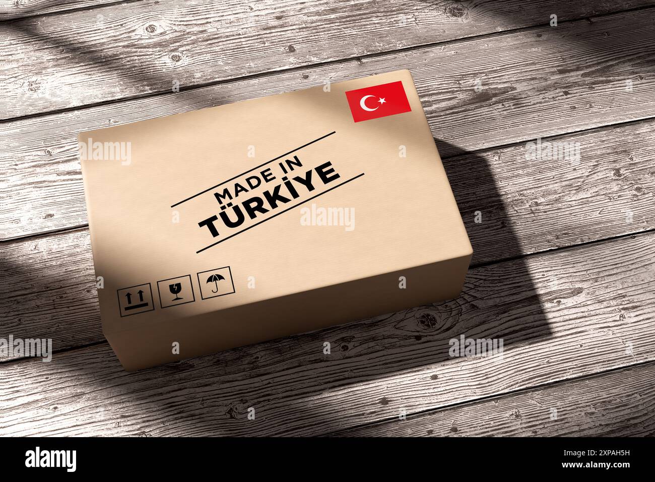 Türkische Fertigung, Produktionsindustrie, Import- und Exportkonzept. Papppaket auf Holzdielen mit dem Text Made in Turkey und Turkish Stockfoto