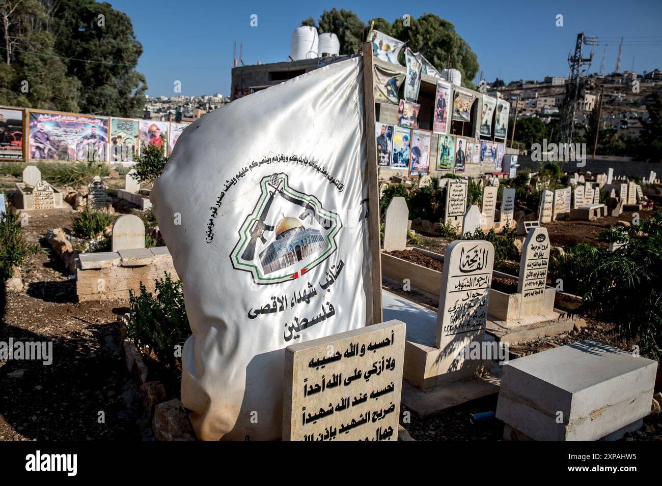 Jenin, Palästina. Juli 2024. Ein neuer Friedhof in der Nähe des Flüchtlingslagers Dschenin im Westjordanland, auf dem von israelischen Sicherheitskräften getötete Menschen begraben werden, hat jetzt mindestens 134 Gräber. Im Juli gab der in den Haag ansässige Internationale Gerichtshof ein Gutachten heraus, in dem er besagte, dass Israel seit 57 Jahren das Westjordanland und Ostjerusalem illegal besetzt hat. (Foto: Sally Hayden/SOPA Images/SIPA USA) Credit: SIPA USA/Alamy Live News Stockfoto