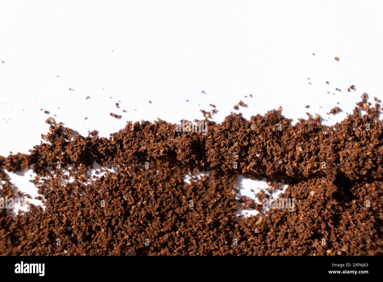 Gemahlener natürlicher Kaffee auf weißem Hintergrund. Stockfoto