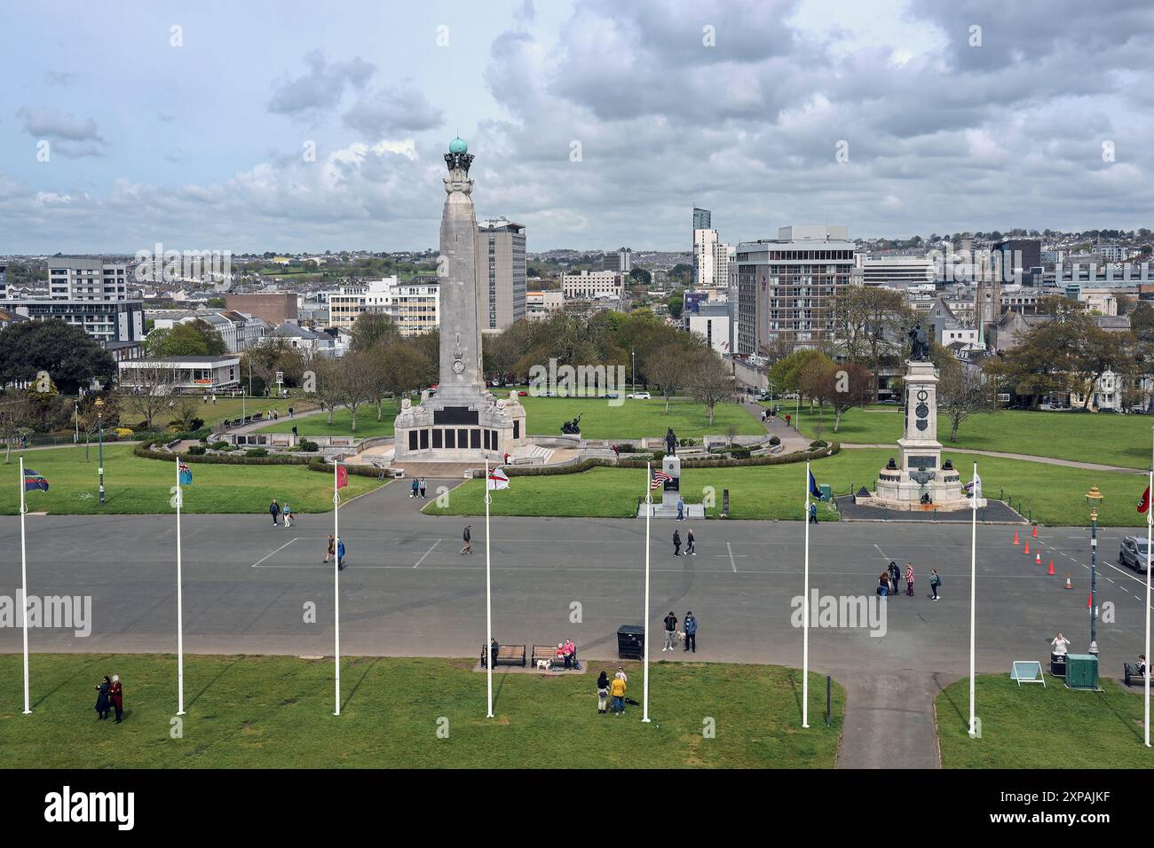 Die Promenade am Plymouth Hoe II. Denkmalgeschützten Park mit dem Naval war Memorial und dem Armada Memorial mit dem Stadtzentrum als Kulisse. Siehe f Stockfoto