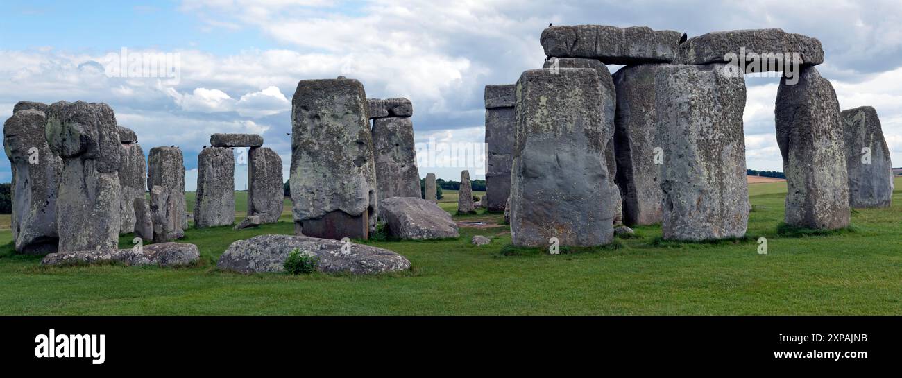 Panoramablick auf Stonehenge, ein prähistorisches megalithisches Gebäude auf der Salisbury Plain in Wiltshire, Stockfoto