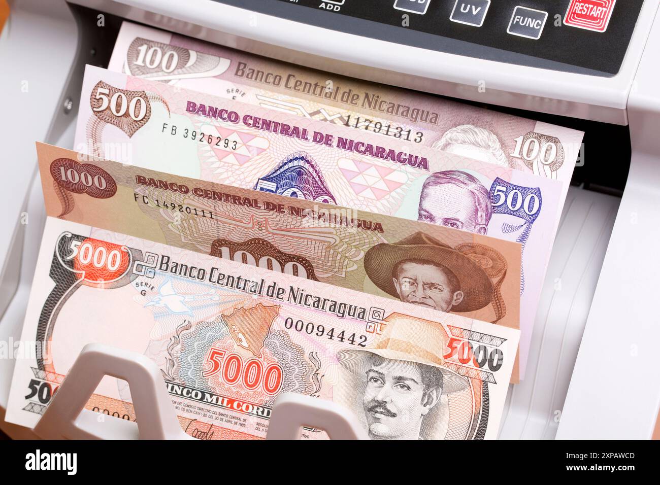 Altes nicaraguanisches Geld - cordoba in der Zählmaschine Stockfoto