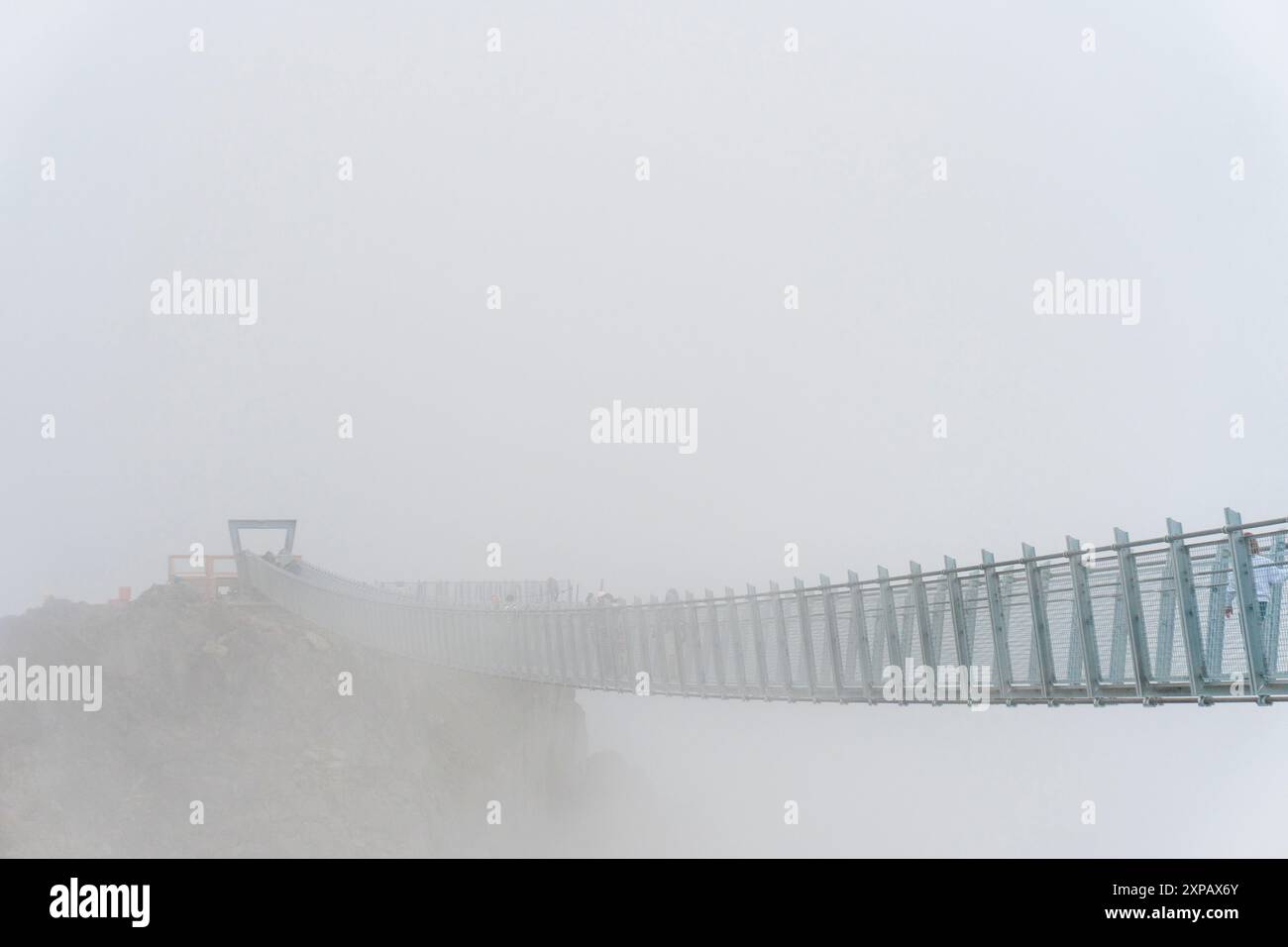 Seilbrücke in den Bergen im Nebel, Â WhistlerÂ BlackcombÂ Ski Resort, Whistler, British Columbia, Kanada Stockfoto