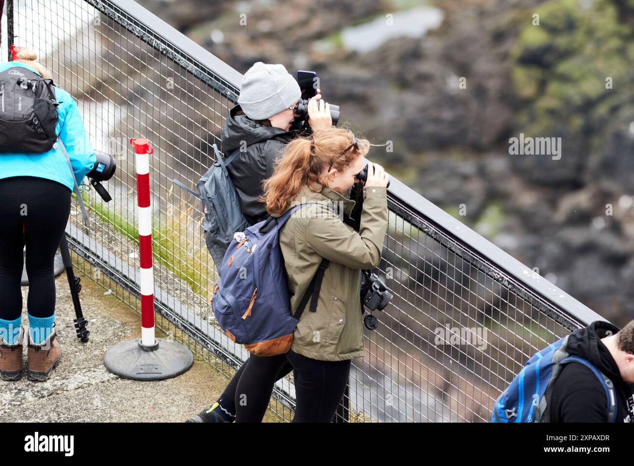 Weibliche Vogelbeobachter und Touristen auf der Aussichtsplattform mit Blick auf die Klippen rspb West rathlin Light rathlin Island County antrim Nordirland großbritannien Stockfoto