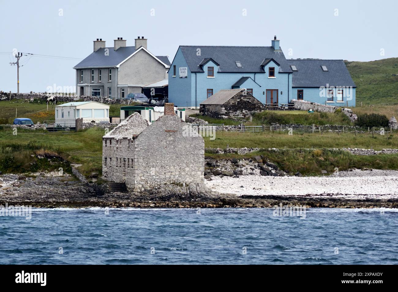 Altes Seetanghaus und rathlin Hostel vom Meer aus gesehen rathlin Island County antrim Nordirland großbritannien Stockfoto