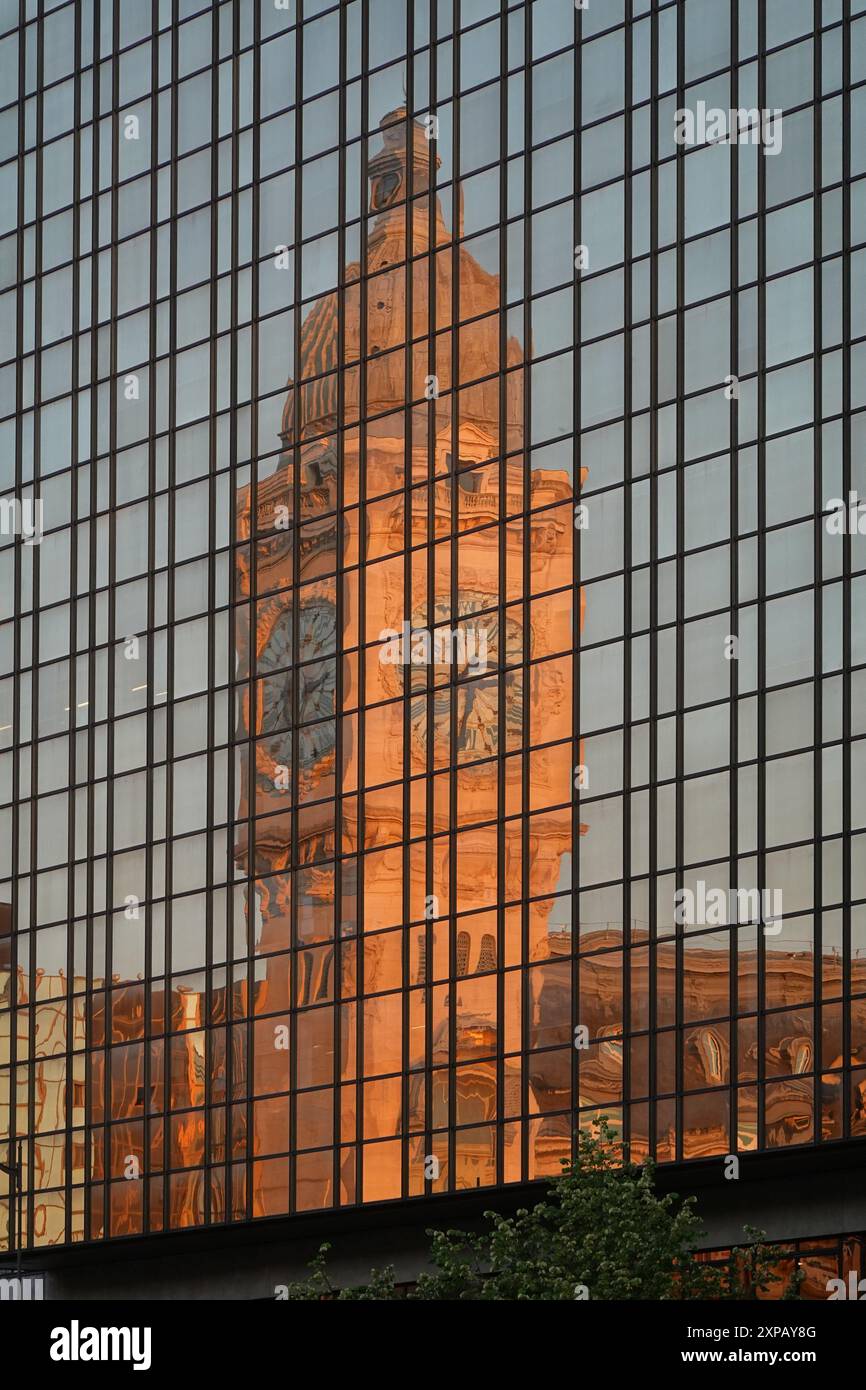 Paris, Spiegelung des Gare de Lyon // Paris, Gare de Lyon spiegelt sich in einer Fassade Stockfoto