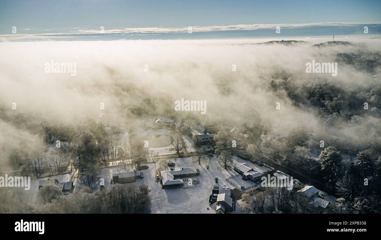 Aus der Vogelperspektive auf ein schneebedecktes Viertel im Winter Stockfoto