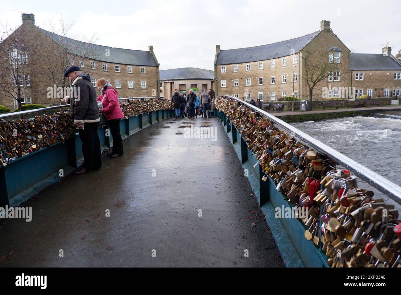 Tausende von Lovelocks sind an der Weir Bridge in Bakewell in Derbyshire befestigt. Der rat hat gesagt, sie müssen sie entfernen, um die Brücke im Jahr 2024 zu reparieren Stockfoto