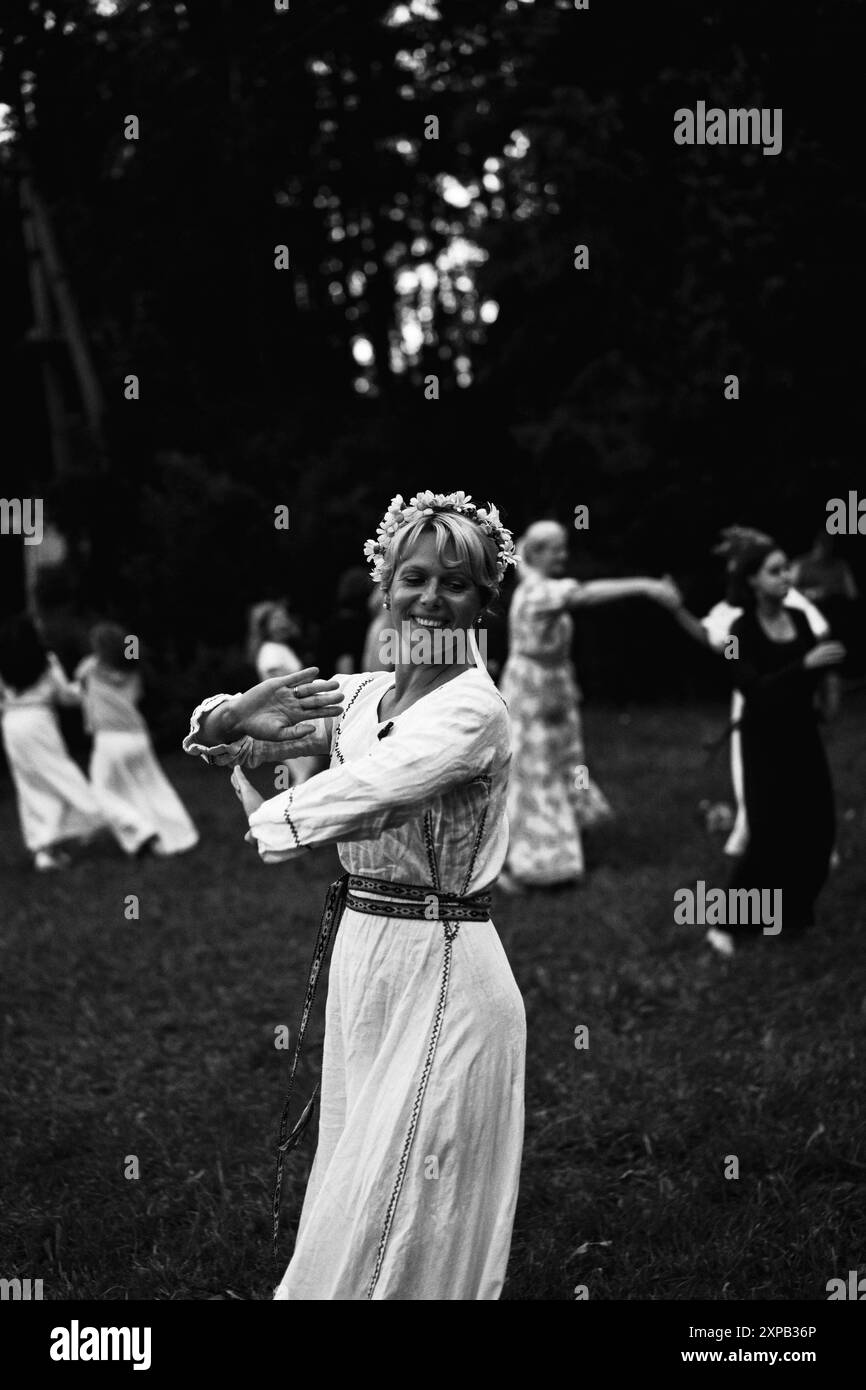 Frau in einem Rundtanz am Sommersonnenfeiertag Ivan Kupala. Stockfoto