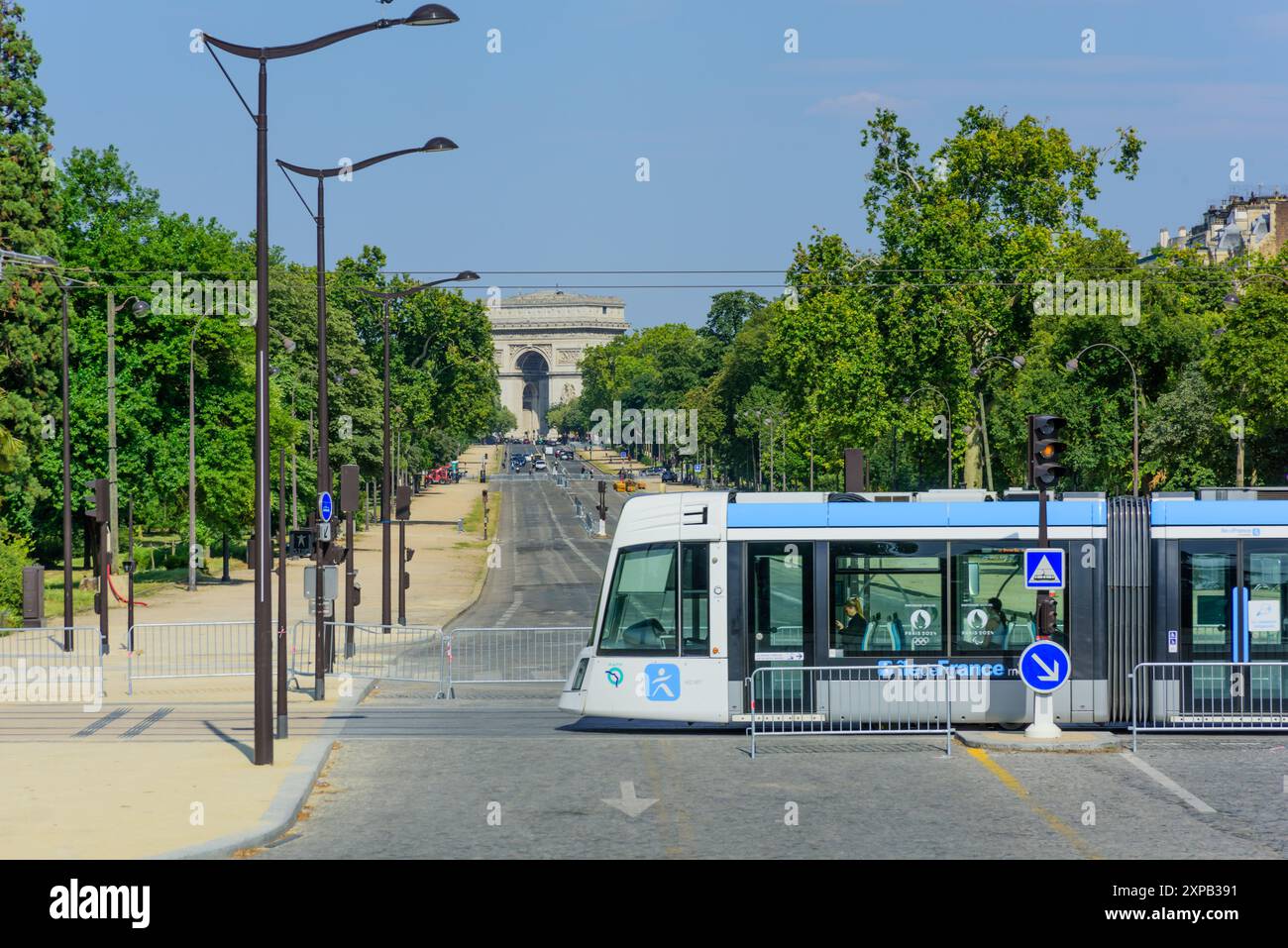 Paris, Avenue Foch, Arc de Triomphe, Straßenbahnlinie T3b // Paris, Avenue Foch, Arc de Triomphe, Straßenbahnlinie T3b Stockfoto