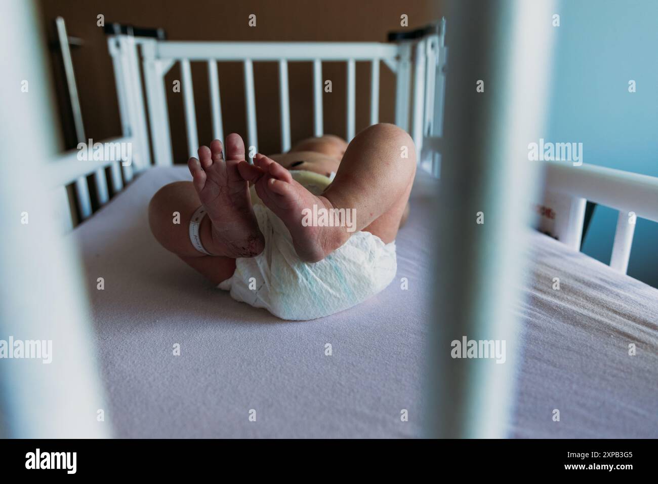 Neuanfang: Die ersten Momente des Babys in der Krippe Stockfoto