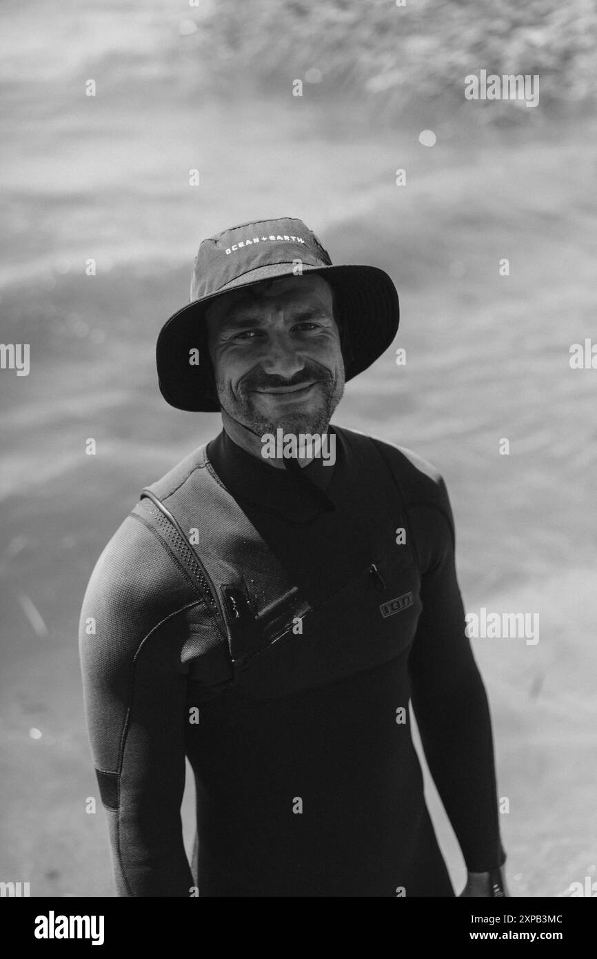 Mann Kitesurfer auf dem See. Stockfoto