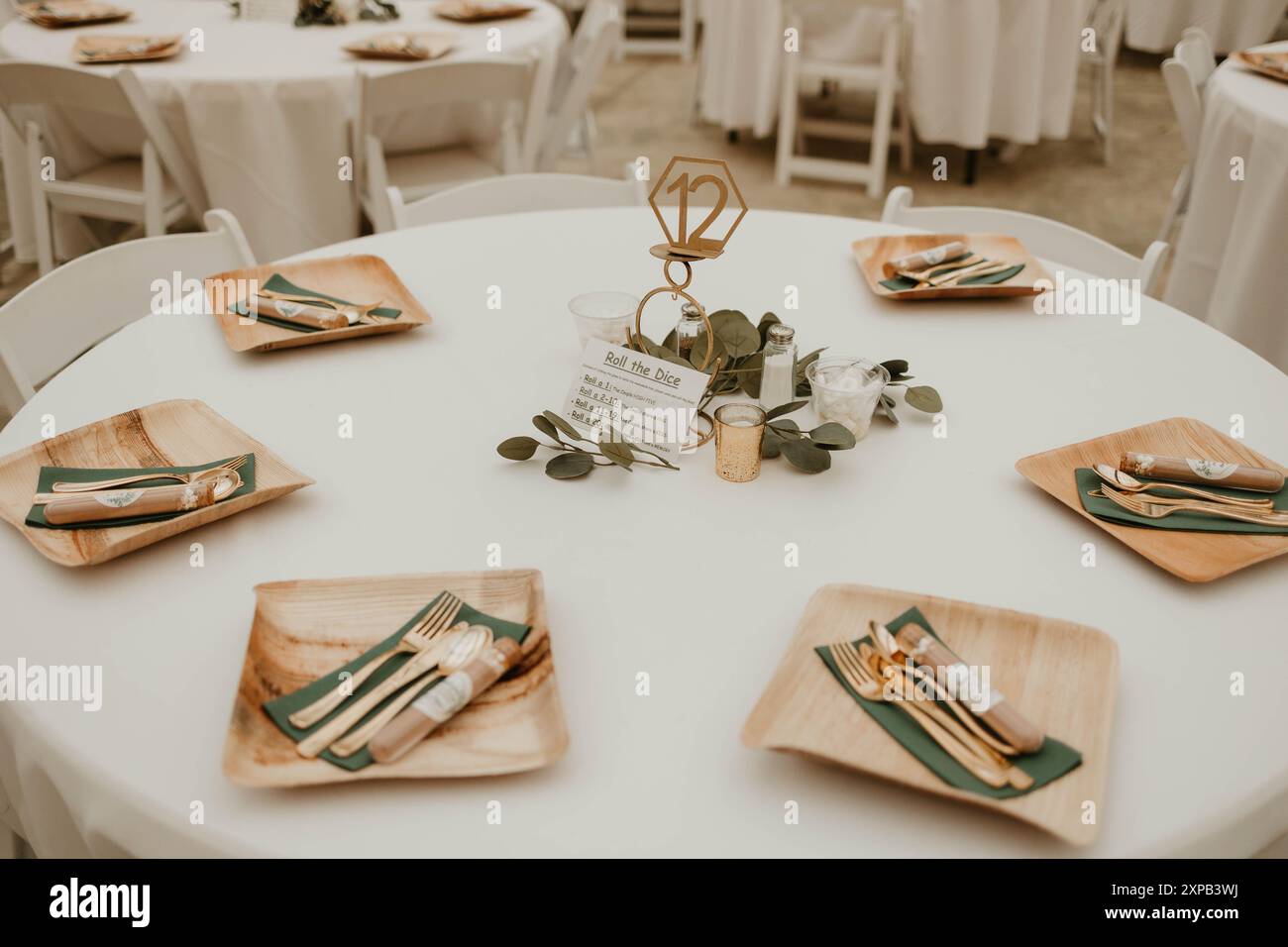 Tisch für Hochzeitsempfang mit Holztellern Stockfoto