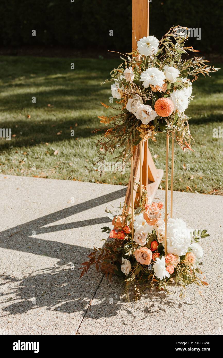 Blumenarrangements für die Hochzeit auf einem modernen Stand Stockfoto