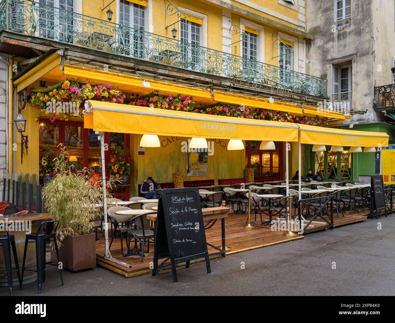 Arles, Frankreich - 3. März 2023: Le Cafe Van Gogh am Place du Forum an einem bewölkten Tag im Frühling Stockfoto