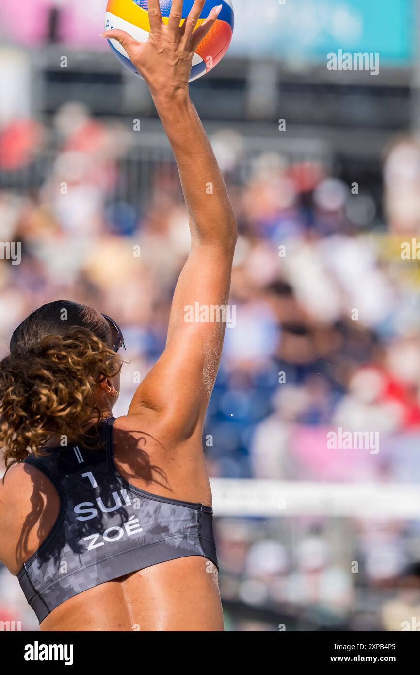 Paris, Ile de France, Frankreich. Juli 2024. Die Schweizerin TANJA HUEBERLI (SUI) (1) ist während ihrer Vorphase - Pool D Frauen-Beachvolleyball-Match gegen Lettland (LAT) im Stadion Stade Tour Eiffel während der Olympischen Sommerspiele 2024 in Paris, Frankreich. (Kreditbild: © Walter Arce/ZUMA Press Wire) NUR REDAKTIONELLE VERWENDUNG! Nicht für kommerzielle ZWECKE! Stockfoto