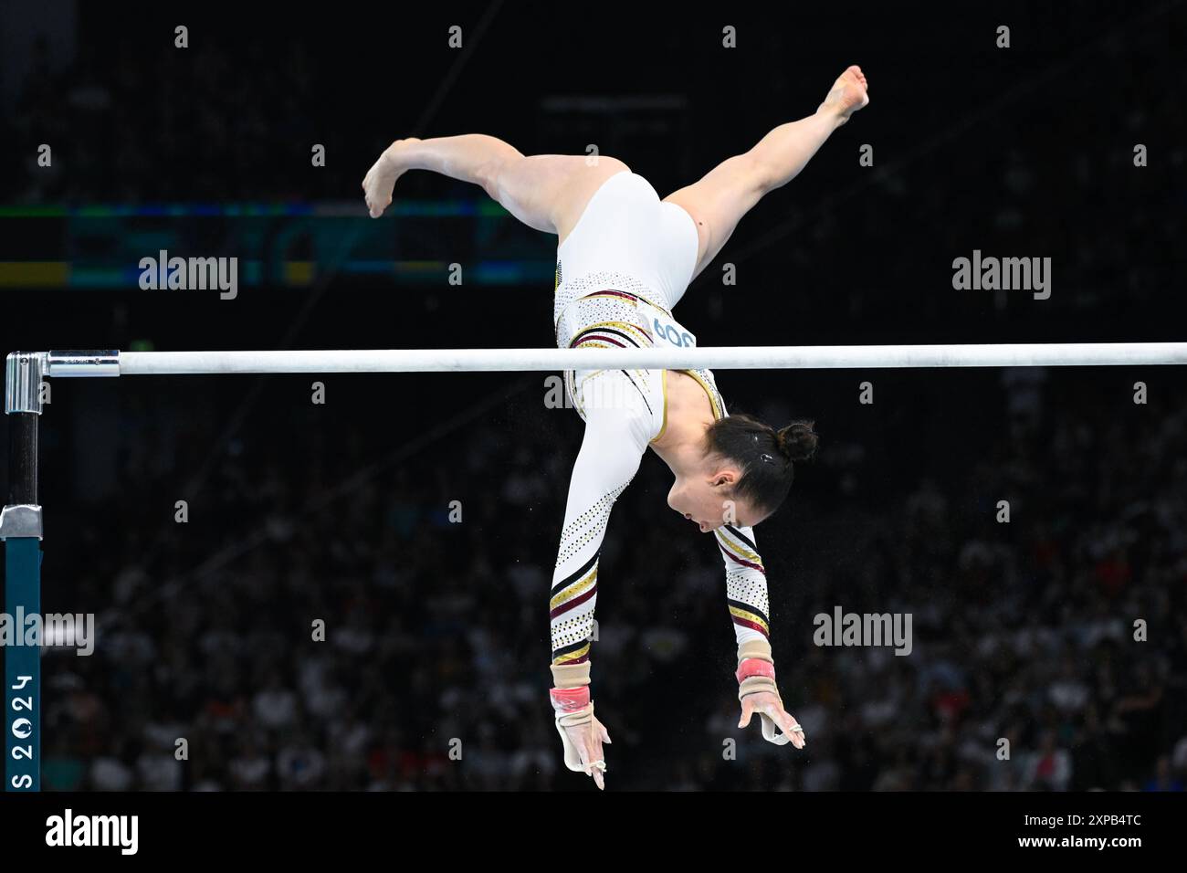 Nina Derwael ( BEL ), Kunstturnen, Women'Endspiel der Uneven Bars während der Olympischen Spiele 2024 in Paris am 4. August 2024 in der Arena Bercy in Paris, Frankreich Stockfoto