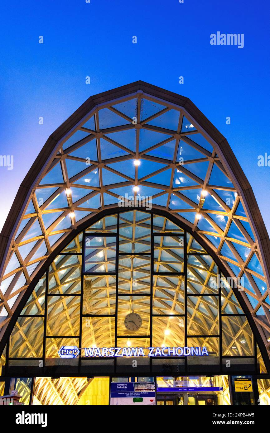 Glasdach des Eingangs zum Bahnhof Warszawa Zachodnia (Warschau West), Warschau, Polen Stockfoto
