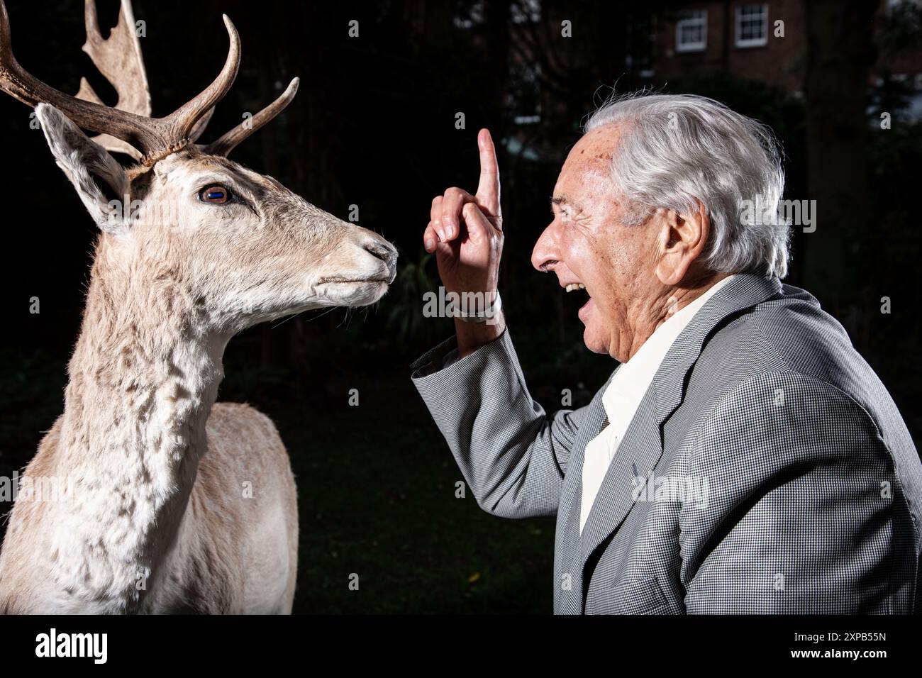 Michael Winner, fotografiert in seiner Villa in Kensington in London Stockfoto