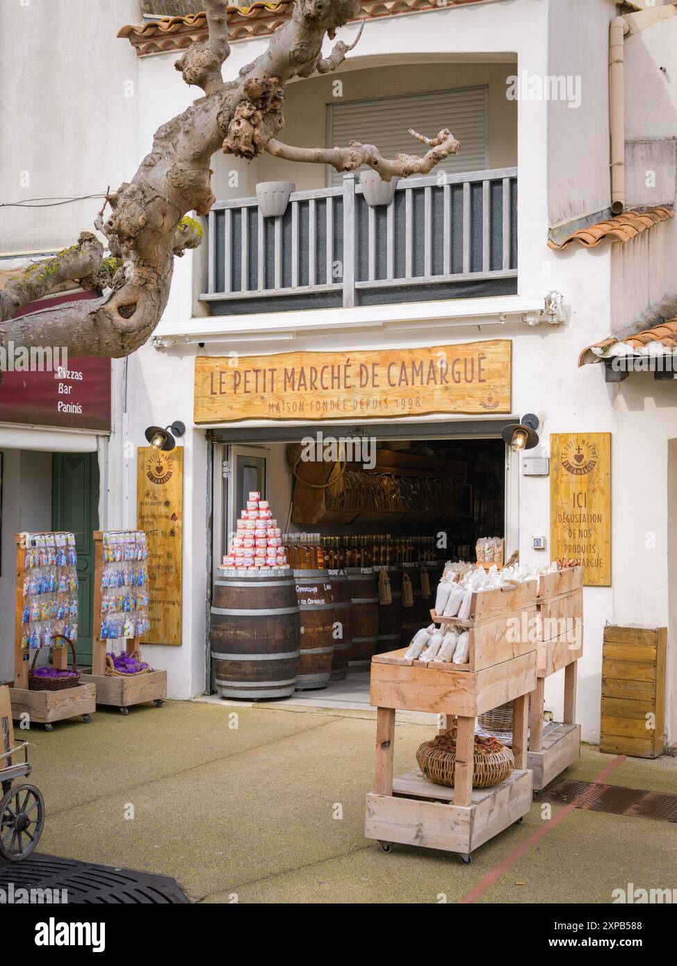 Saintes Maries de la Mer, Frankreich - 9. März 2023: Häuser in Saintes Maries de la Mer im Winter, Souvenirshop Stockfoto