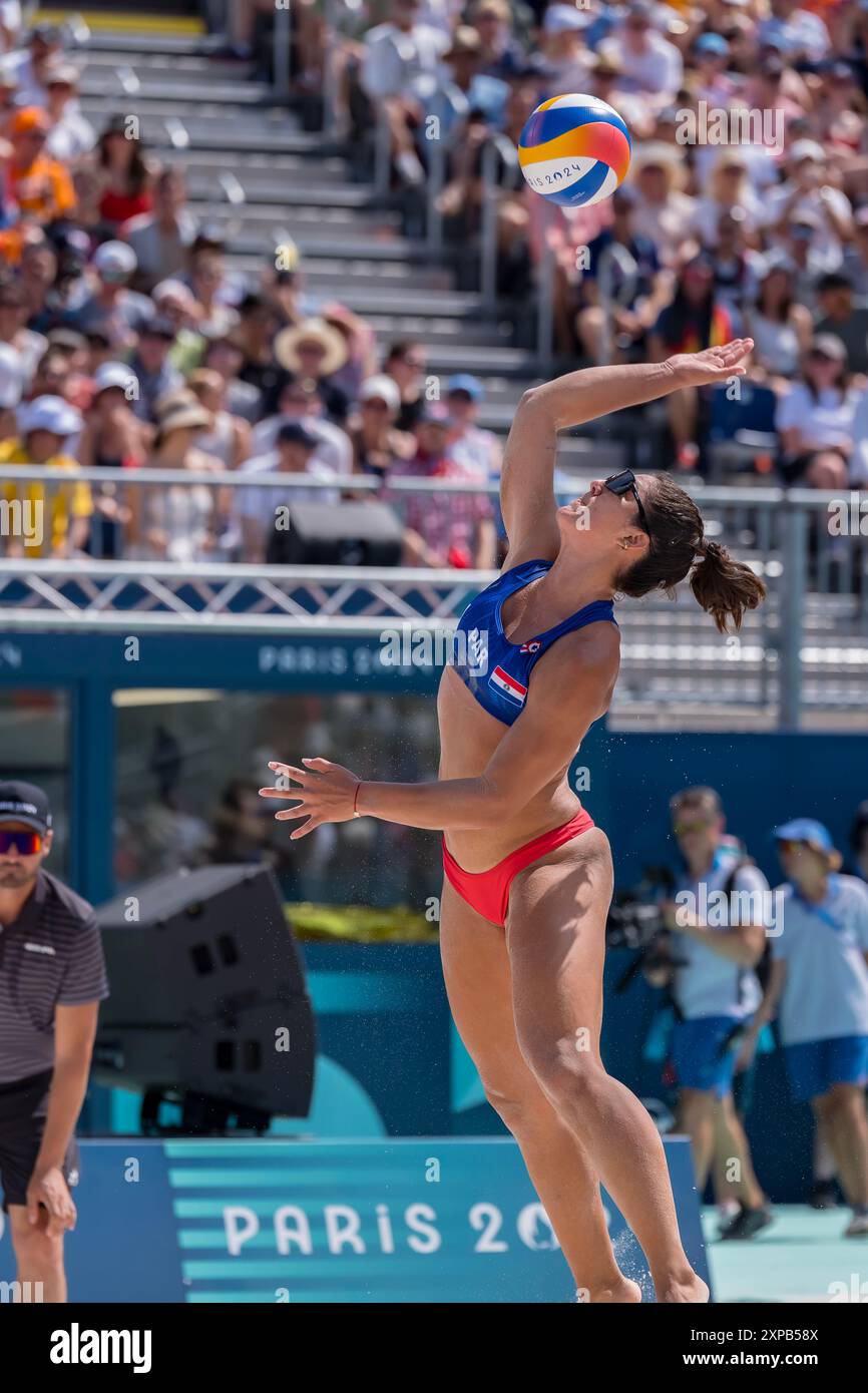 Paris, Ile de France, Frankreich. Juli 2024. Paraguays GIULIANA POLETI (PAR) (1) ist während ihrer Vorphase - Pool D Frauen-Beachvolleyball-Match gegen Kanada (CAN) im Stadion Stade Tour Eiffel während der Olympischen Sommerspiele 2024 in Paris, Frankreich. (Kreditbild: © Walter Arce/ZUMA Press Wire) NUR REDAKTIONELLE VERWENDUNG! Nicht für kommerzielle ZWECKE! Stockfoto