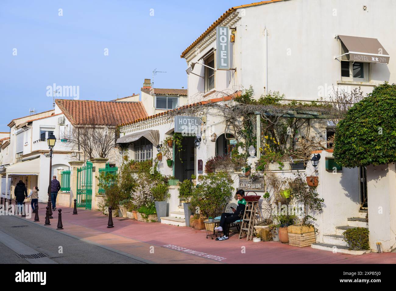 Saintes Maries de la Mer, Frankreich - 9. März 2023: Häuser in Saintes Maries de la Mer im Winter, sonniger Tag, blauer Himmel Stockfoto