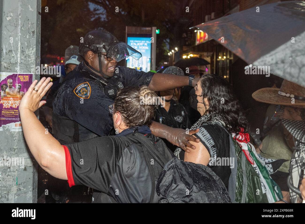 Brooklyn, Usa. August 2024. Ein SRG-Offizier der NYPD schreit eine Frau während der WOL Palestine 'Flood Brooklyn for Black and Palestinian Liberation'-Kundgebung in Brooklyn an. (Foto: Derek French/SOPA Images/SIPA USA) Credit: SIPA USA/Alamy Live News Stockfoto