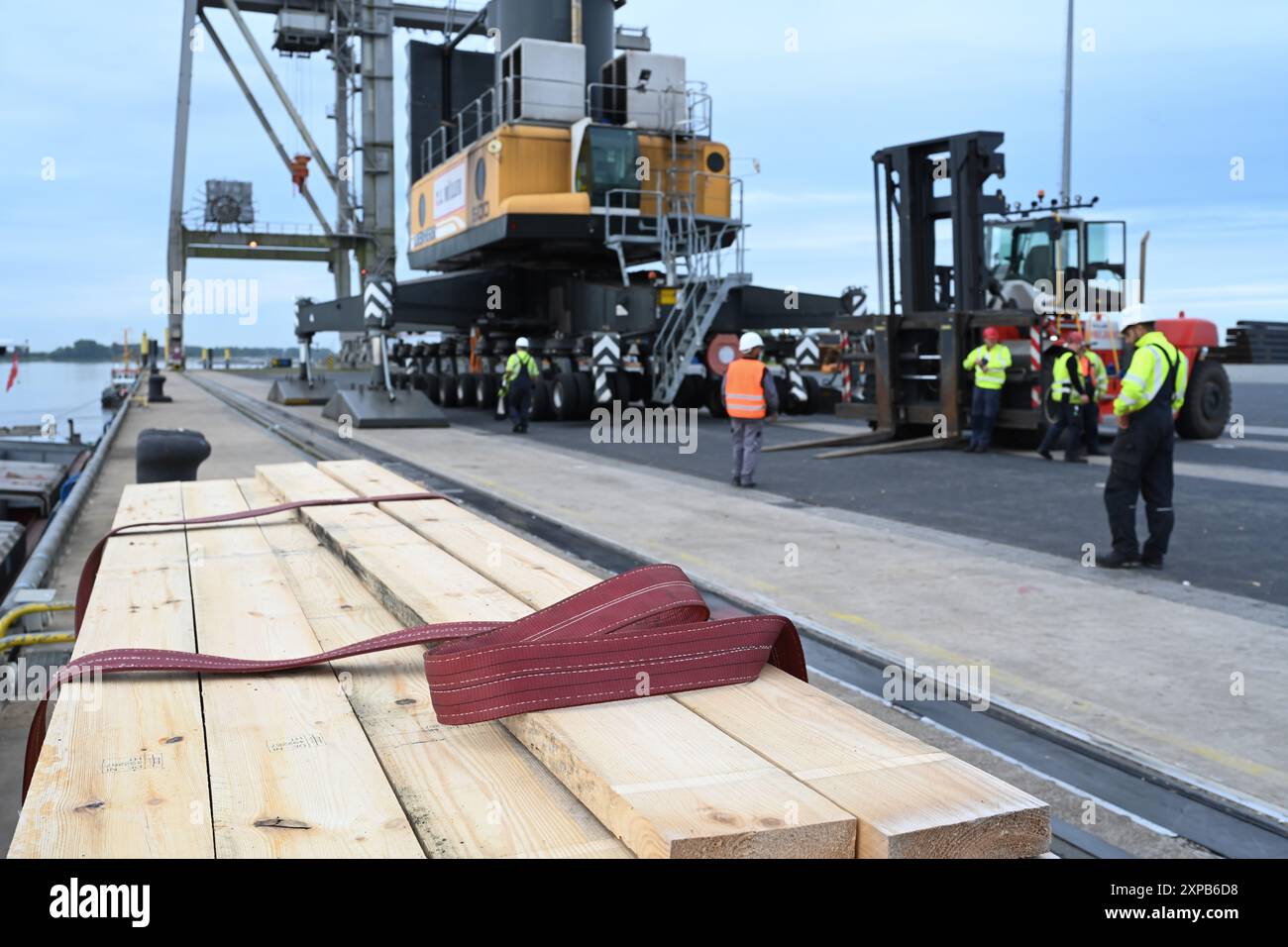 Bremse, Deutschland. August 2024. Hafenarbeiter unterbrechen die Arbeit beim Verladen. Als die Elektrolokomotiven spät am Hafen ankommen. Ab voraussichtlich 07.08.2024 um 6:00 Uhr sollen zwei strängige Elektrolokomotiven der Rail Cargo Carrier Germany GmbH (RCC) mit zwei Hafenmobilkranen auf den Lastkahn ELKA gebracht und auf dem Seeweg transportiert werden. Quelle: Lars Penning/dpa/Alamy Live News Stockfoto