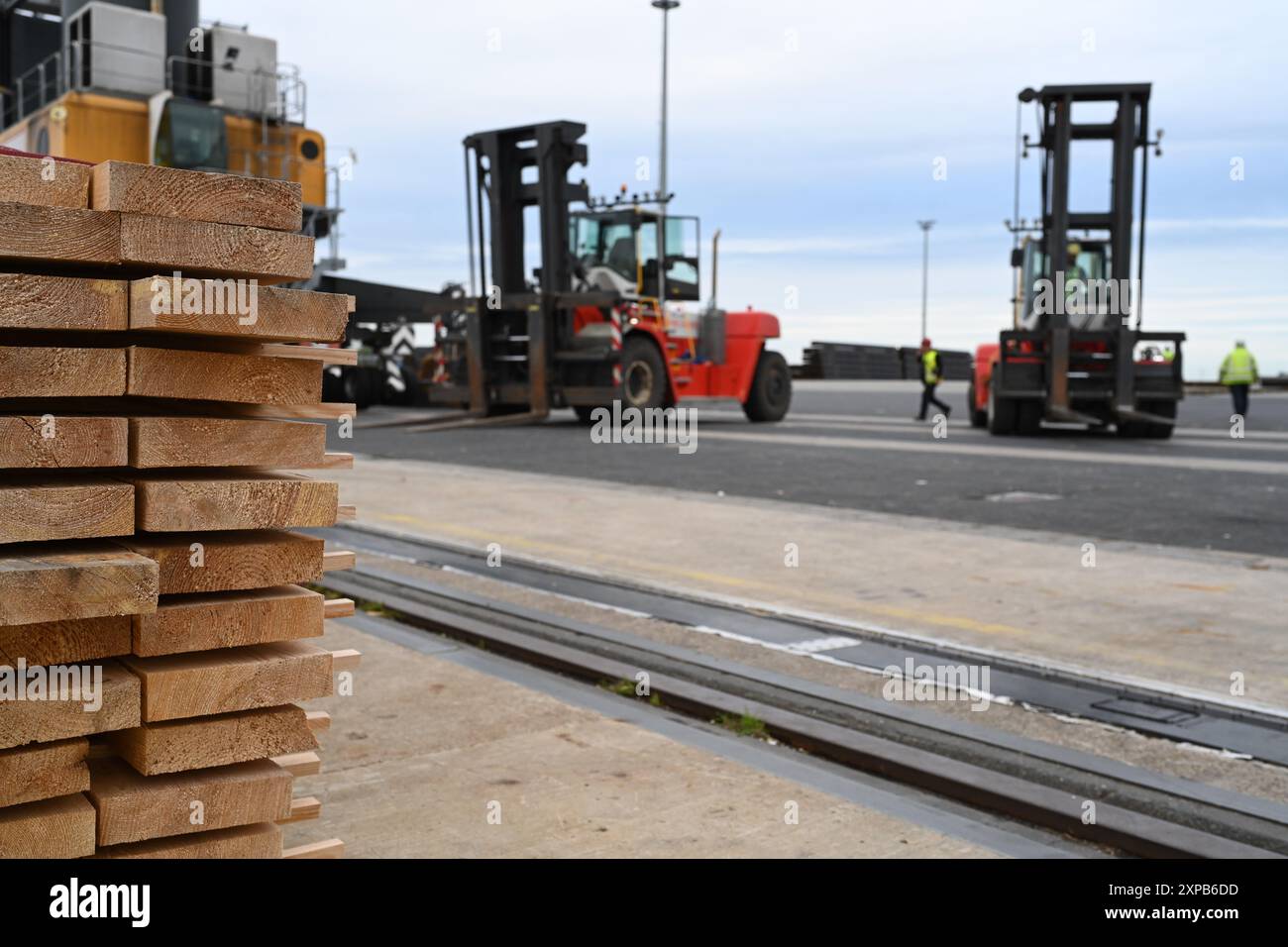 Bremse, Deutschland. August 2024. Hafenarbeiter unterbrechen die Arbeit beim Verladen. Als die Elektrolokomotiven spät am Hafen ankommen. Ab voraussichtlich 07.08.2024 um 6:00 Uhr sollen zwei strängige Elektrolokomotiven der Rail Cargo Carrier Germany GmbH (RCC) mit zwei Hafenmobilkranen auf den Lastkahn ELKA gebracht und auf dem Seeweg transportiert werden. Quelle: Lars Penning/dpa/Alamy Live News Stockfoto