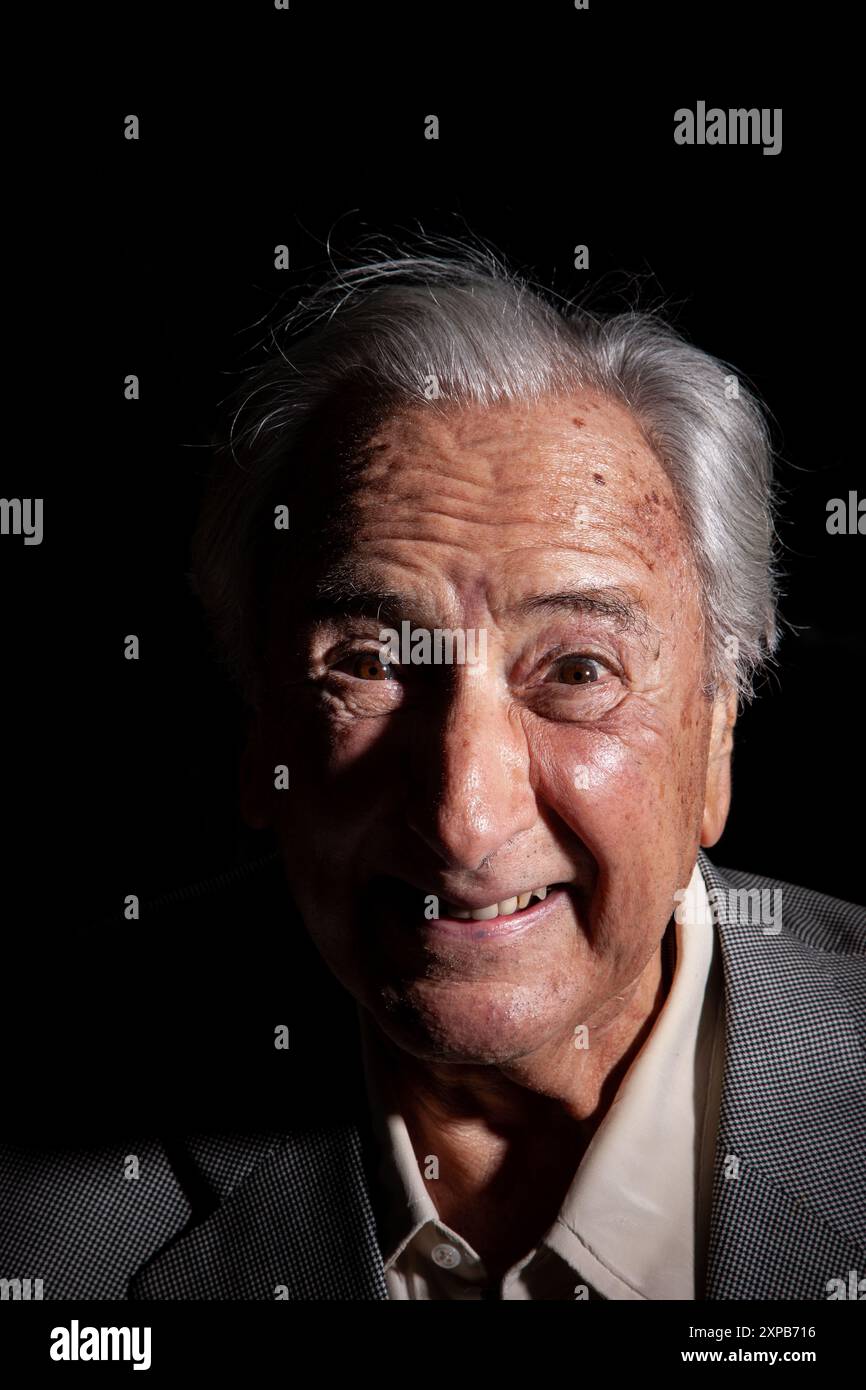 Michael Winner, fotografiert in seiner Villa in Kensington in London Stockfoto