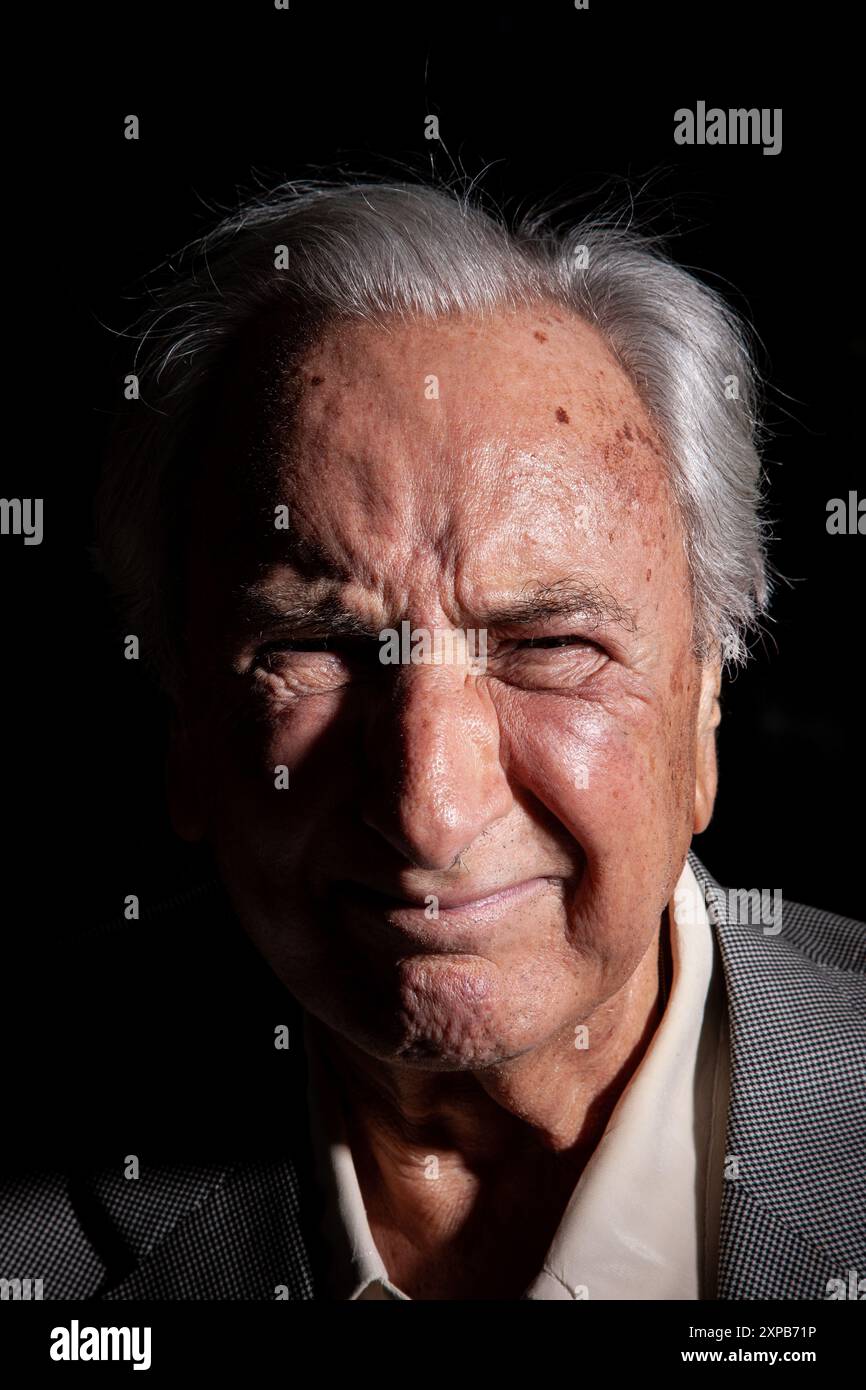 Michael Winner, fotografiert in seiner Villa in Kensington in London Stockfoto