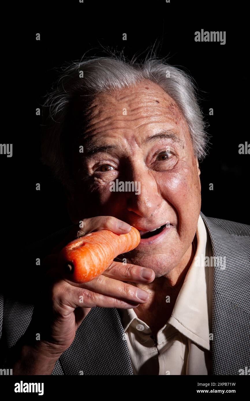 Michael Winner, fotografiert in seiner Villa in Kensington in London Stockfoto