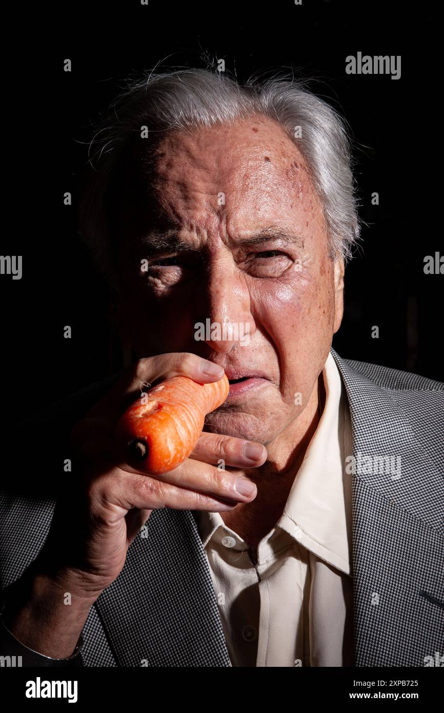 Michael Winner, fotografiert in seiner Villa in Kensington in London Stockfoto