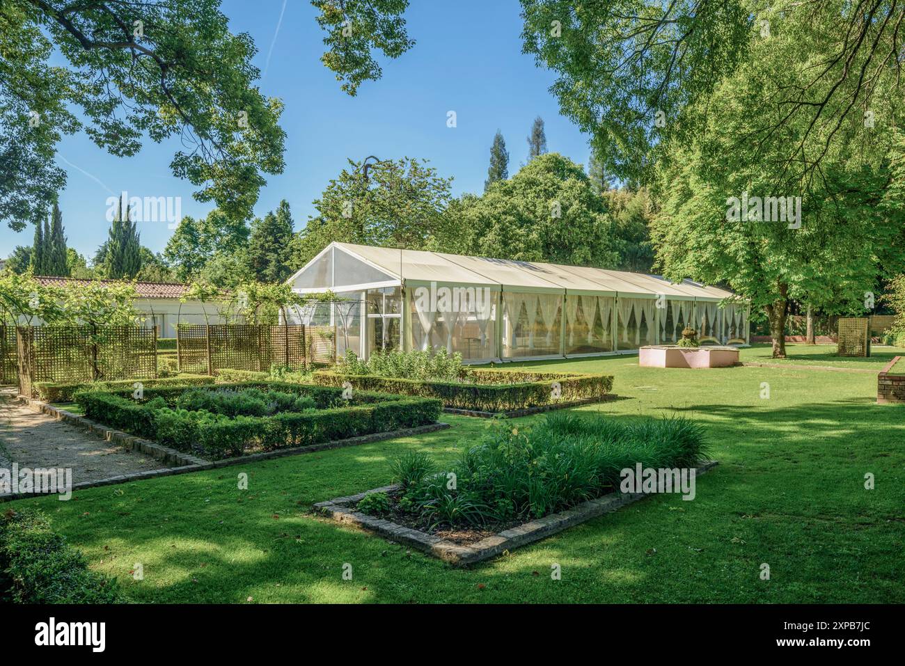 Das Quinta das Lagrimas Hotel ist ein Veranstaltungszelt in den üppigen historischen Gärten der portugiesischen Stadt Coimbra, Portugal Stockfoto