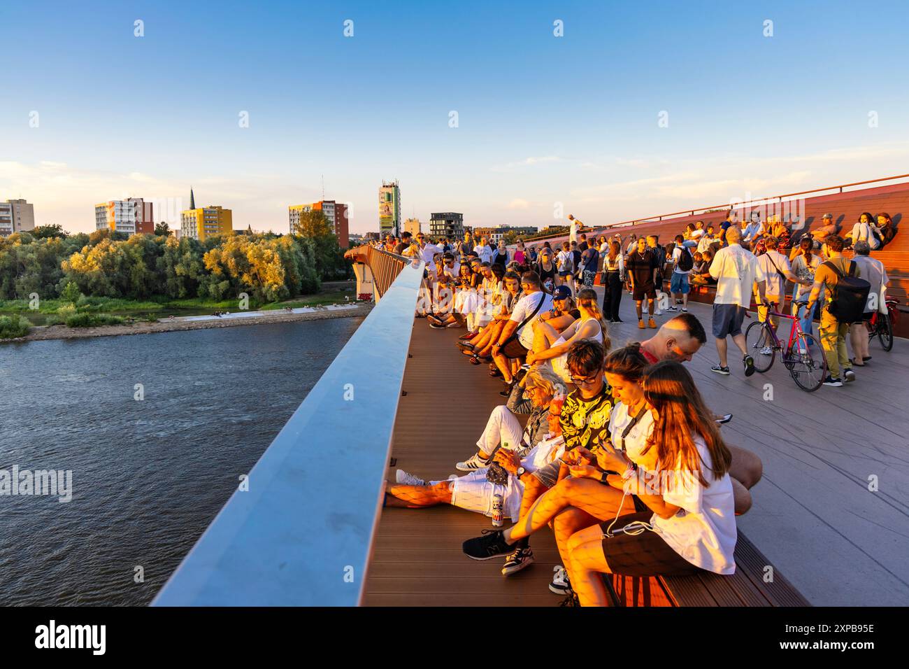 Von der neuesten Fußgänger- und Fahrradbrücke aus beobachten Sie den Sonnenuntergang, die die Altstadt mit Praga, Warschau, Polen verbindet Stockfoto