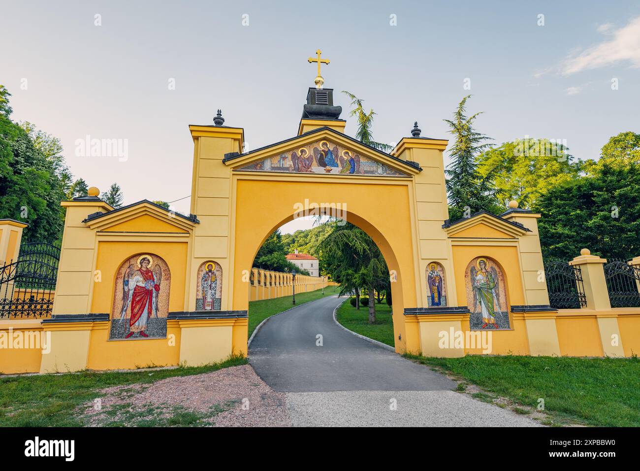 1. Juni 2024, Fruska Gora, Serbien: Das Kloster Grgeteg, ein ruhiges serbisch-orthodoxes Wahrzeichen inmitten der malerischen Landschaft der Vojvodina Stockfoto