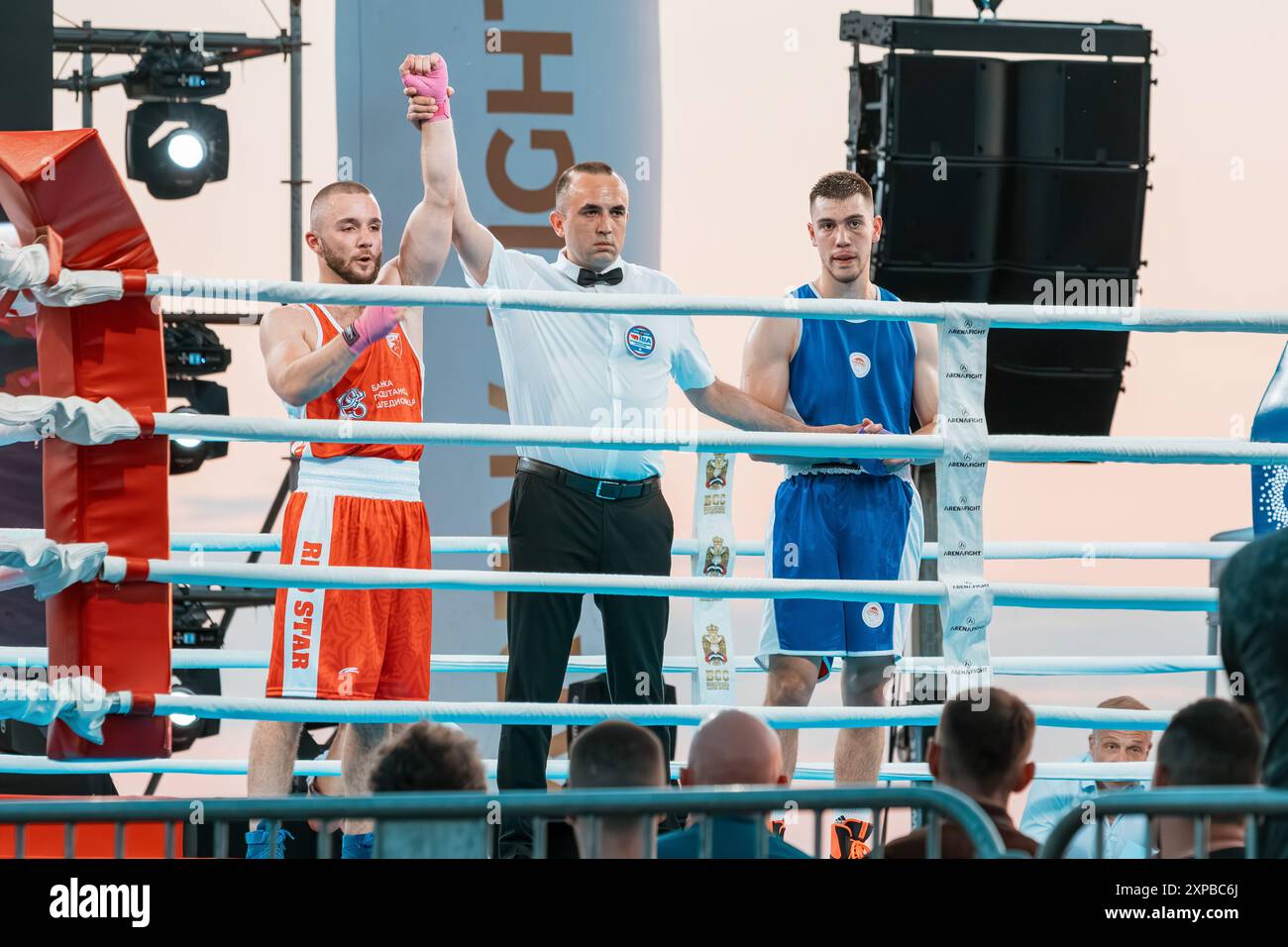 24. Mai 2024, Belgrad, Serbien: Profiboxspiel in Serbien, wobei ein Schiedsrichter den Sieger im Ring erklärt Stockfoto
