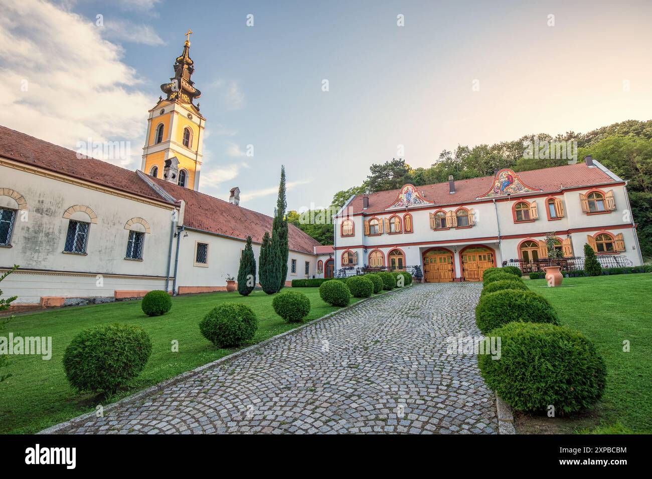 1. Juni 2024, Fruska Gora, Serbien: Historisches Kloster Grgeteg, ein Symbol des serbischen religiösen Erbes, gekennzeichnet durch seine weißen Wände, komplizierte Kuppel Stockfoto