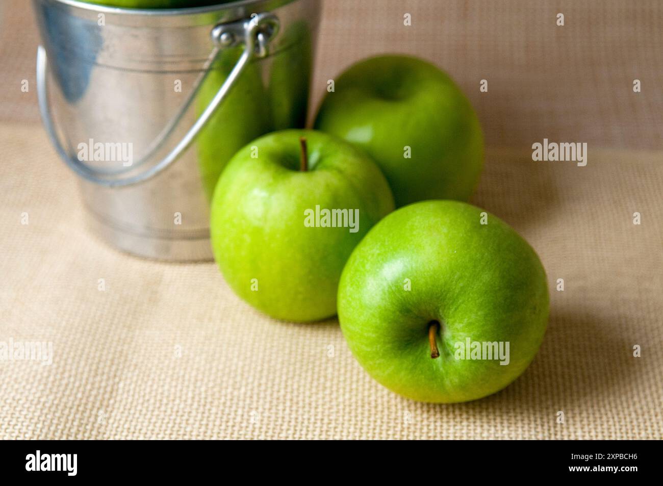 Grüne Äpfel. Still-Leben. Stockfoto