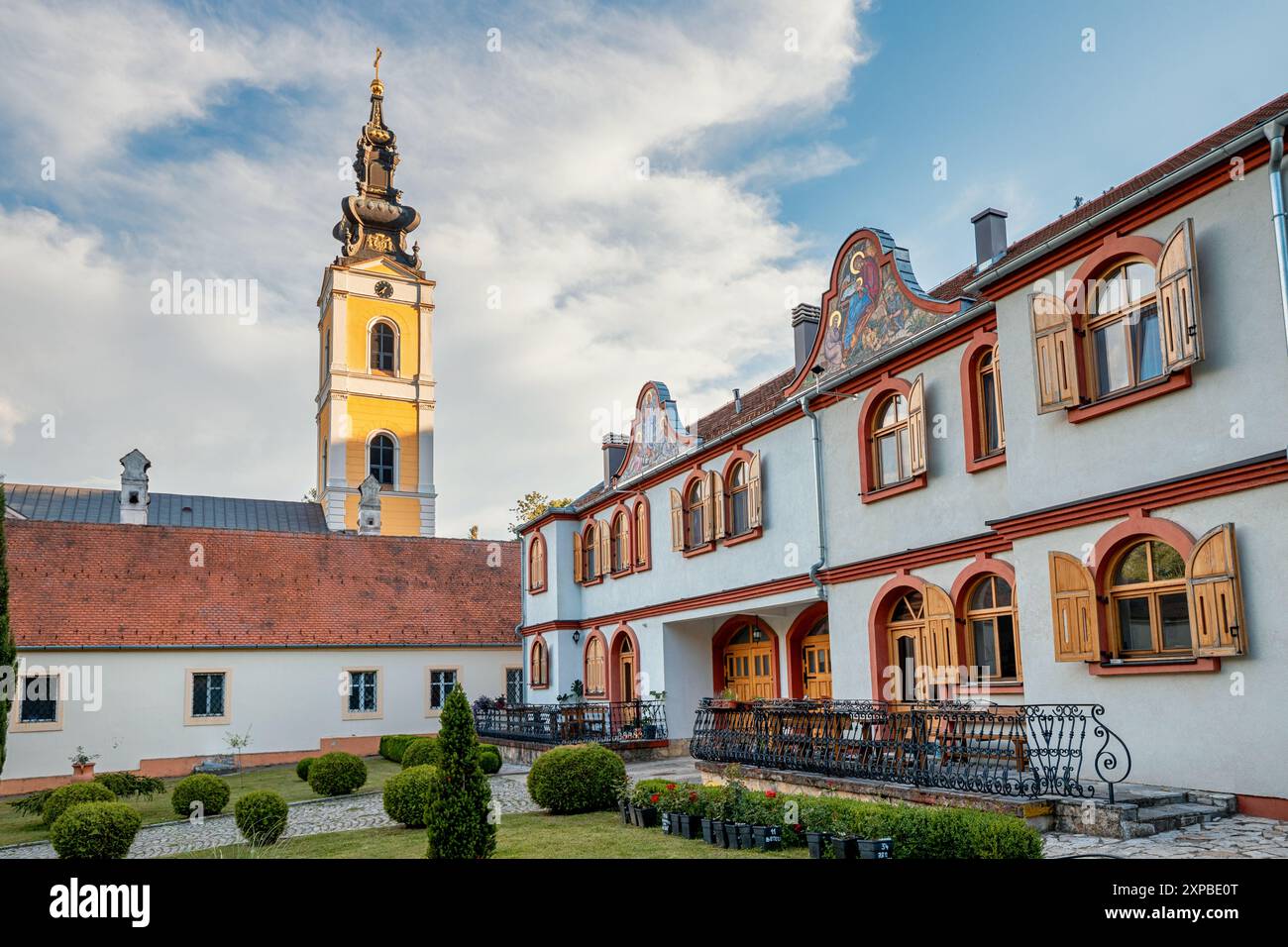 1. Juni 2024, Fruska Gora, Serbien: Historisches Kloster Grgeteg, ein Symbol des serbischen religiösen Erbes, gekennzeichnet durch seine weißen Wände, komplizierte Kuppel Stockfoto