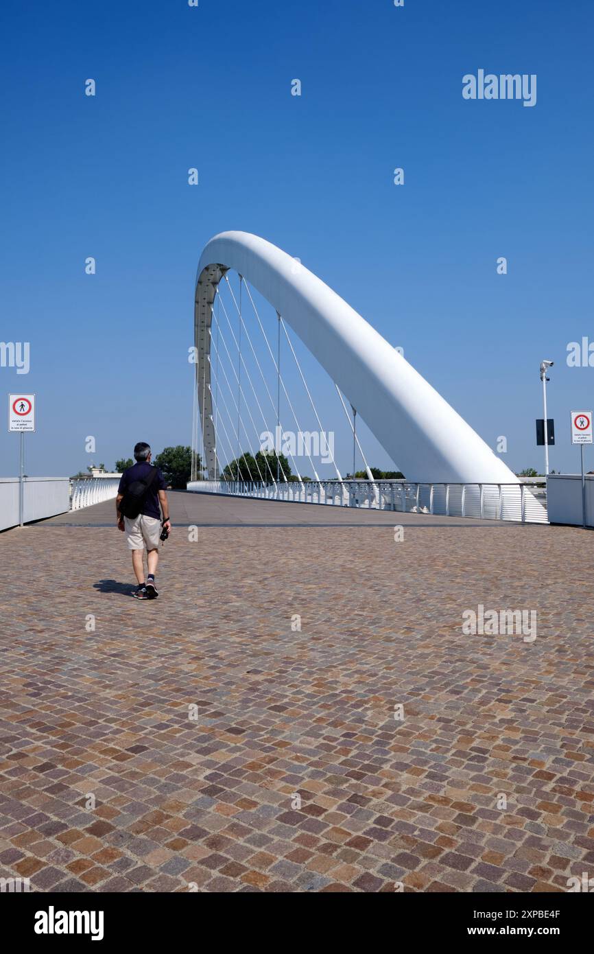 Die historische Cittadella Bridge überspannt den Tanaro River in Alessandria, Piemont. Das berühmte Wahrzeichen zeigt architektonische Erbe und landschaftliche Schönheit. Stockfoto