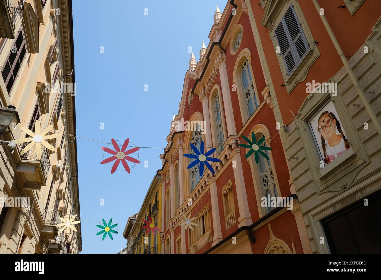 Markante Fassade der historischen jüdischen Synagoge in Alessandria, Piemont. Das architektonische Juwel zeigt religiöses Erbe in urbaner Umgebung Stockfoto