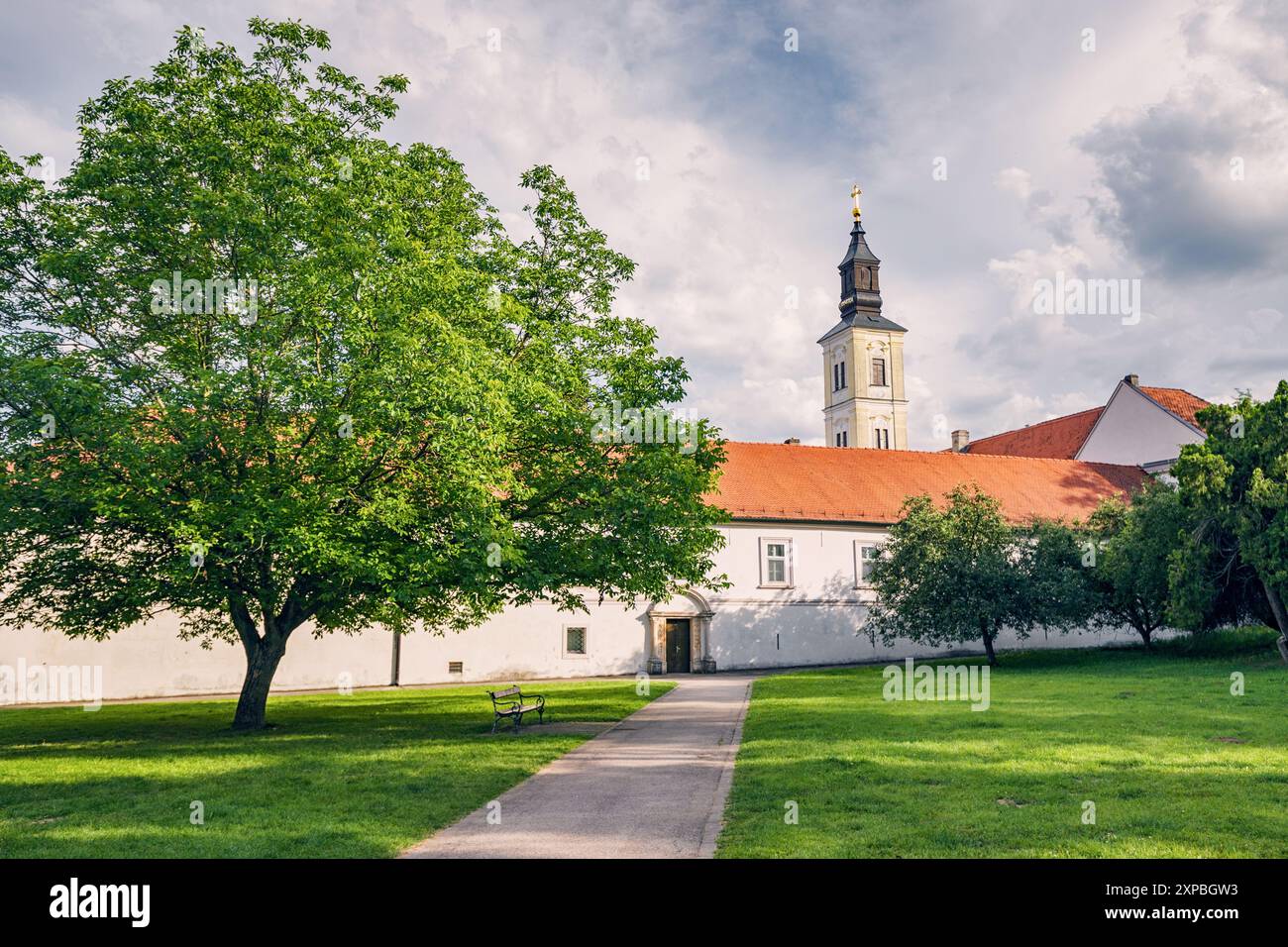 1. Juni 2024, Fruska Gora, Serbien: Kloster Krusedol, eine historische serbisch-orthodoxe Stätte Stockfoto