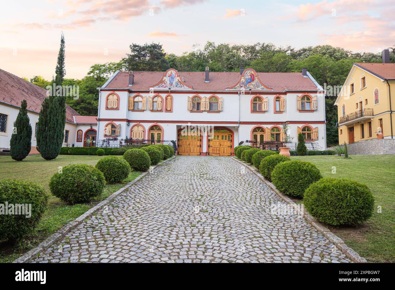 1. Juni 2024, Fruska Gora, Serbien: Das Kloster Grgeteg, ein ruhiges serbisch-orthodoxes Wahrzeichen inmitten der malerischen Landschaft der Vojvodina Stockfoto