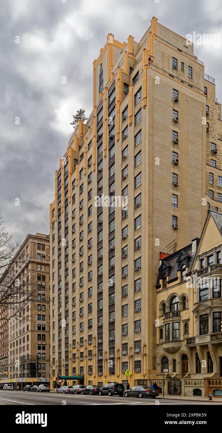 Art déco-Wahrzeichen 241 Central Park West, erbaut 1931, entworfen von Schwartz & Gross; oft verwechselt mit dem Central Park West von 55 derselben Firma. Stockfoto