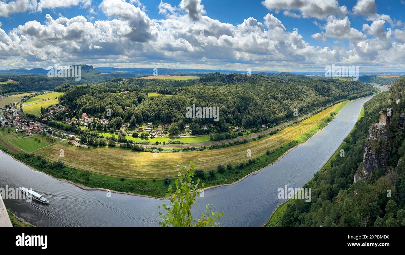 XXXX die Bastei ist eine Felsformation mit Aussichtsplattform in der Sächsischen Schweiz am rechten Ufer der Elbe auf dem Gebiet der Gemeinde Lohmen zwischen dem Kurort Rathen und Stadt Wehlen. Sie zählen zu den meistbesuchten Touristenattraktionen der Sächsischen Schweiz. Blick von der Bastei auf die Elbe am 28.07.2024 Rathen Sachsen *** XXXX die Bastei ist eine Felsformation mit Aussichtsplattform in der Sächsischen Schweiz am rechten Elbufer in der Gemeinde Lohmen zwischen der Kurstadt Rathen und der Stadt Wehlen es ist eine der meistbesuchten Touristenattraktionen in Sachsen Stockfoto