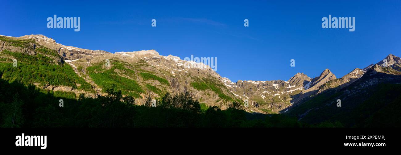 Hohe Berggipfel im ersten Morgenlicht, Pineta Valley, Ordesa Nationalpark, Spanien Stockfoto