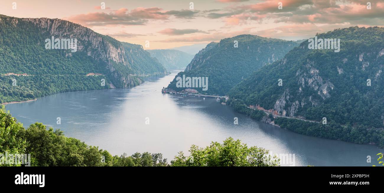 Felsiger Canyon und grüne Berge entlang der Iron Gate Gorge, perfekt für Wanderungen und Outdoor-Tourismus in der Balkanregion Stockfoto