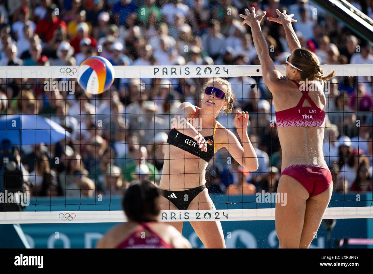 MUELLER Svenja, TILLMANN Cinja (Deutschland) vs GRAUDINA Tina, SAMOILOVA Anastasija (Lettland), im Bild MUELLER Svenja, am Ball, FRA, Olympische Spiele Paris 2024, Beachvolleyball, Frauen Achtelfinale, 05.08.2024 Foto: Eibner-Pressefoto/Michael Memmler Stockfoto